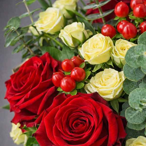 Букет из красных и кремовых роз – Цветочный рай