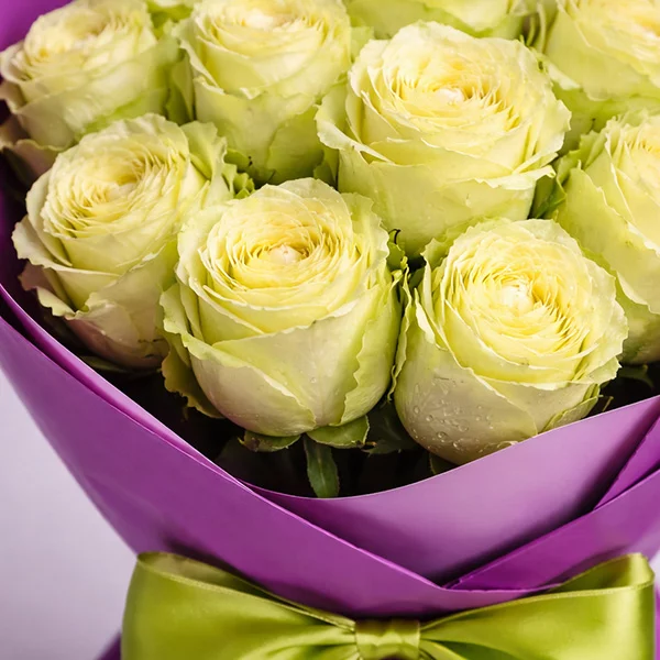 Букет зеленых роз. Фиолетовая фантазия